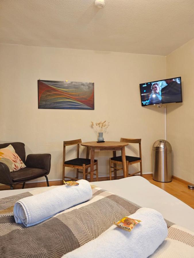 Doppelzimmer 1 I Geteiltes Bad & Kueche I Mit Dem Zug Nur 4 Min Bis Zum Hauptbahnhof ไฟรบวร์กอิมไบรส์เกา ภายนอก รูปภาพ